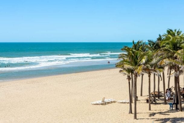 Imagem da praia de fortaleza em dia ensolarado