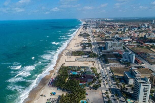 Imagem de cima da cidade e praia de fortaleza