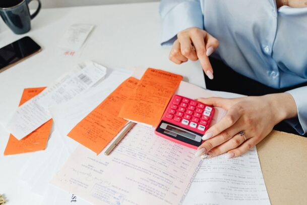 Cuidando da contabilidade com assistência de uma calculadora