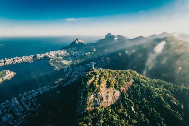Cristo redentor mostrado de um ângulo aéreo