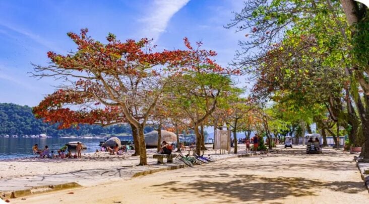 Paisagem de praia da ilha de paqueta