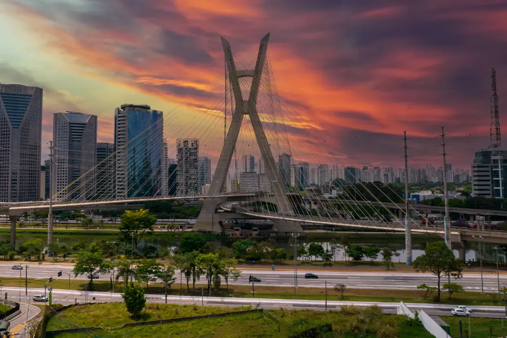 Vista urbana da Ponte Estaiada mostrando um dos lugares onde morar em SP.
