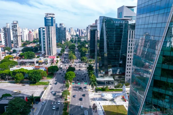 Vista aérea de bairro onde morar em SP, mostrando prédios e ruas diversas.