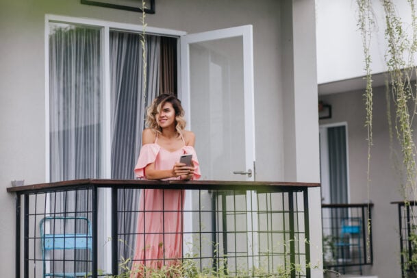 mulher na varanda do primeiro andar