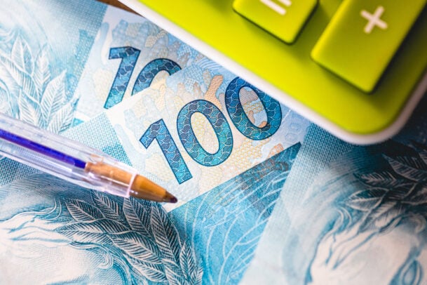 notas de real e calculadora representando uso de fgts, aposentado consegue financiar imóvel