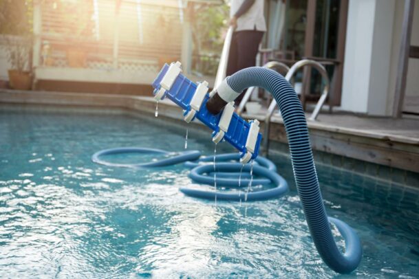 como limpar piscina: equipamento para limpar piscina.