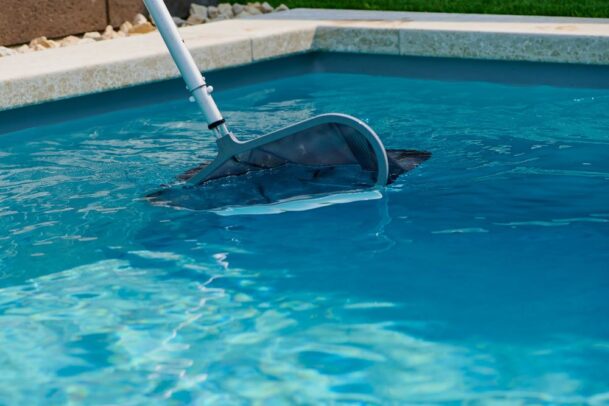 como limpar piscina: peneiração para remover a sujeira da água.