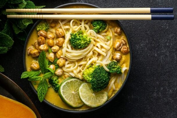 tijela com comida japonesa na mesa e hashi