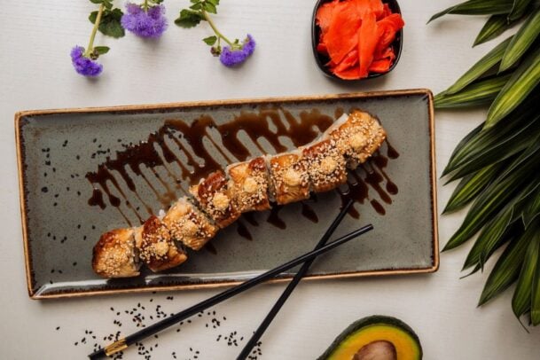 imagem de uma comida japonesa em prato sobre a mesa
