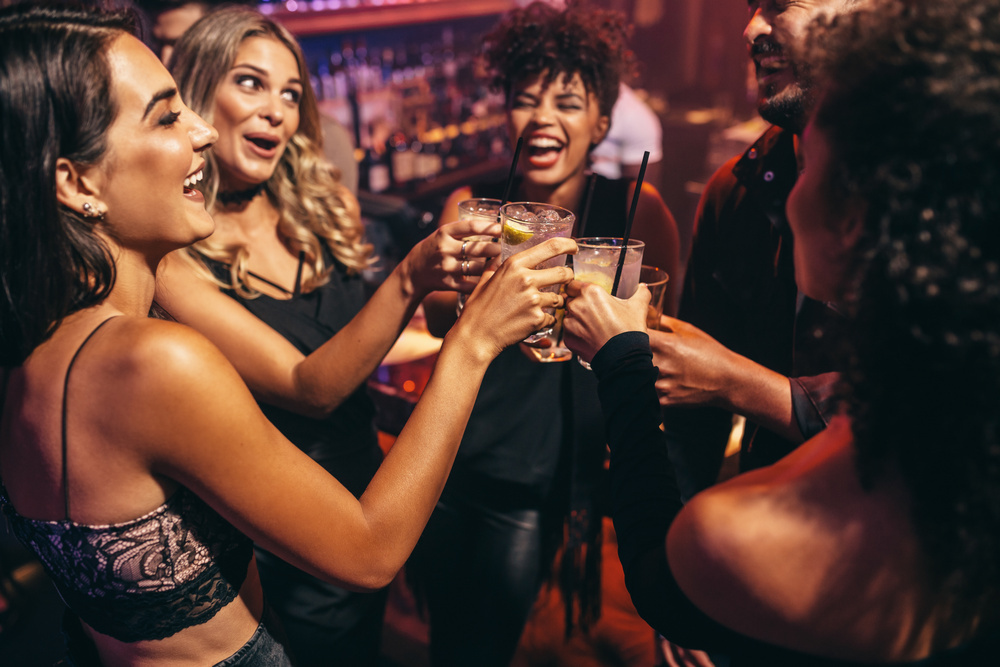 Grupo de amigos comemorando em balada no Vila Olímpia