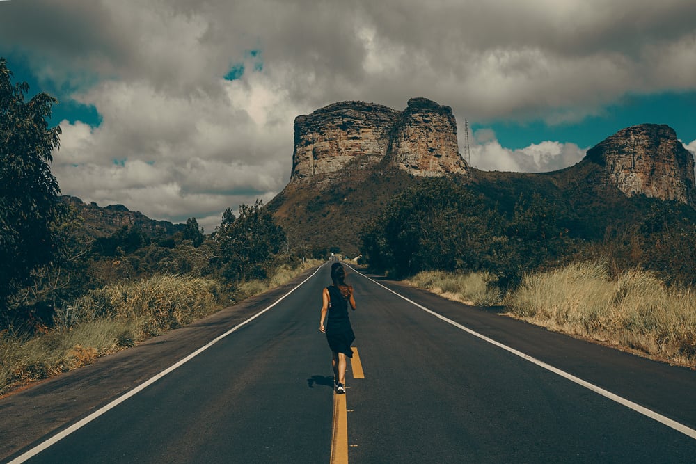 Mulher caminhando em uma estrada no Morro do Pai Inácio, como chegar na Chapada Diamantina