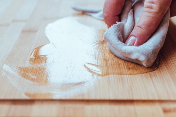 Como impermeabilizar madeira, aplicação de produto sobre peça