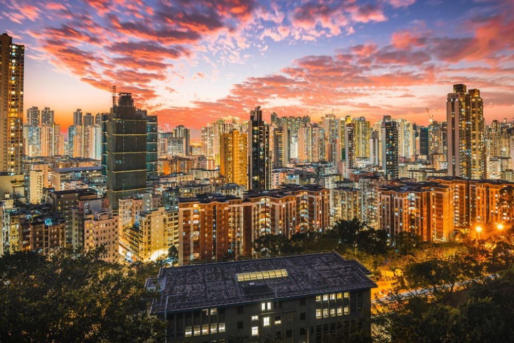 Cidade com muitos predios no por do sol