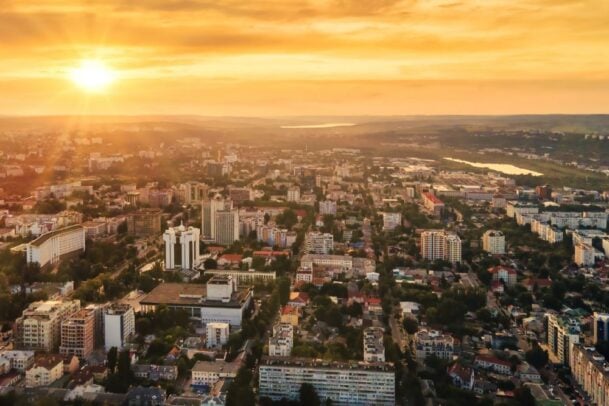 cidade vista de cima no por do sol