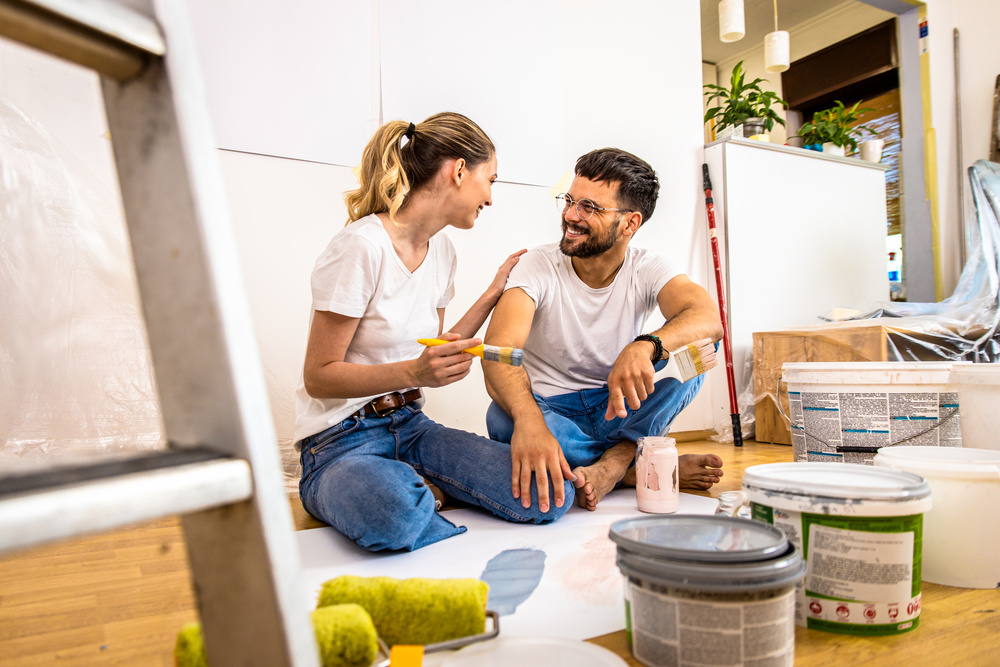 O que é bricolagem, casal sorridente desenvolvendo projeto