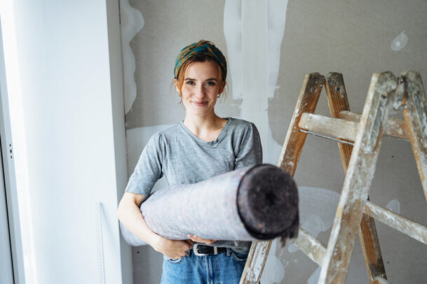 Jovem sorridente, o que é bricolagem