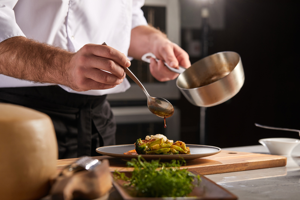Chef preparando refeição. Onde comer em SP