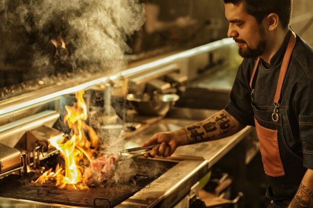 Onde comer em SP, chef preparando prato