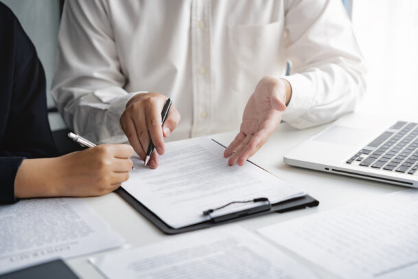 Corretor analisando proposta de compra de imóvel
