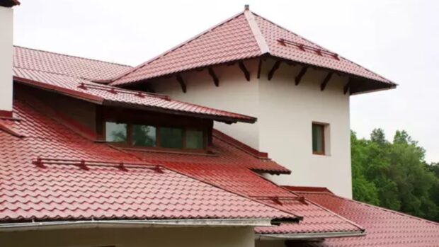Casa com telhas em foco