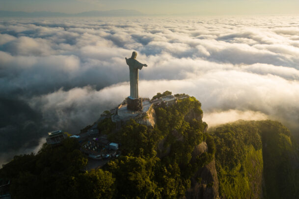 Como chegar no Cristo Redentor; vista do Cristo em manhã nublada