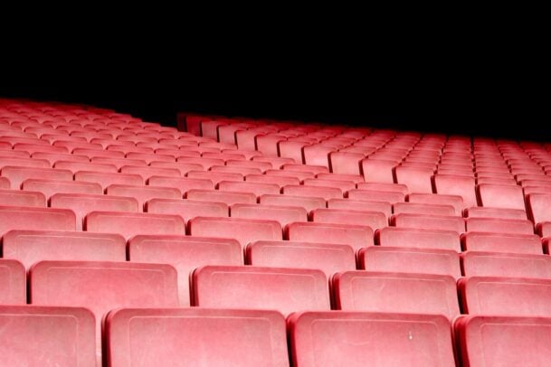 cadeiras dentro de uma sala de cinema vazia