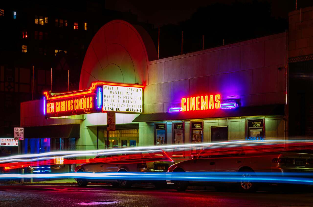 cinema de rua visto de fora
