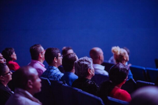 pessoas dentro de uma sala de cinema