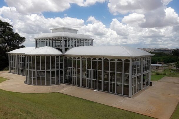Estufa de vidro do Jardim Botânico de Sorocaba, um dos principais pontos turísticos para quem busca o que fazer em Sorocaba