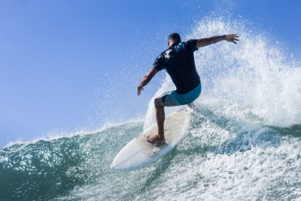 Pessoa surfando onda gigante