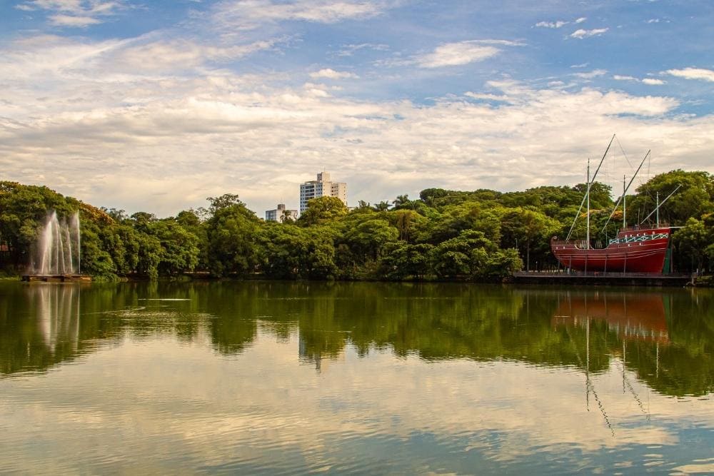 Parque do Taquaral, com destaque para lago, fonte de água e caravela, algumas das principais atrações para quem busca o que fazer em Campinas.