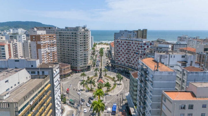 Visão aérea da Praça da Independência na Praia do Gonzaga em Santos