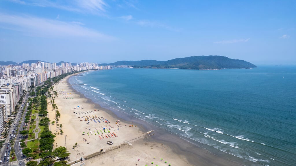 Visão aérea do orla da praia do Gonzaga em Santos, SP