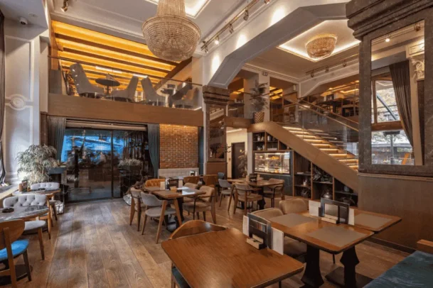 Restaurante com mezanino interno que amplia a área de mesas e cria um segundo nível de atendimento.