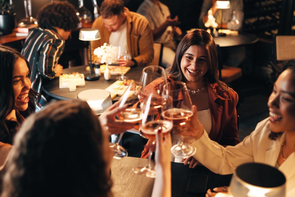 amigas celebrando a noite em Santos