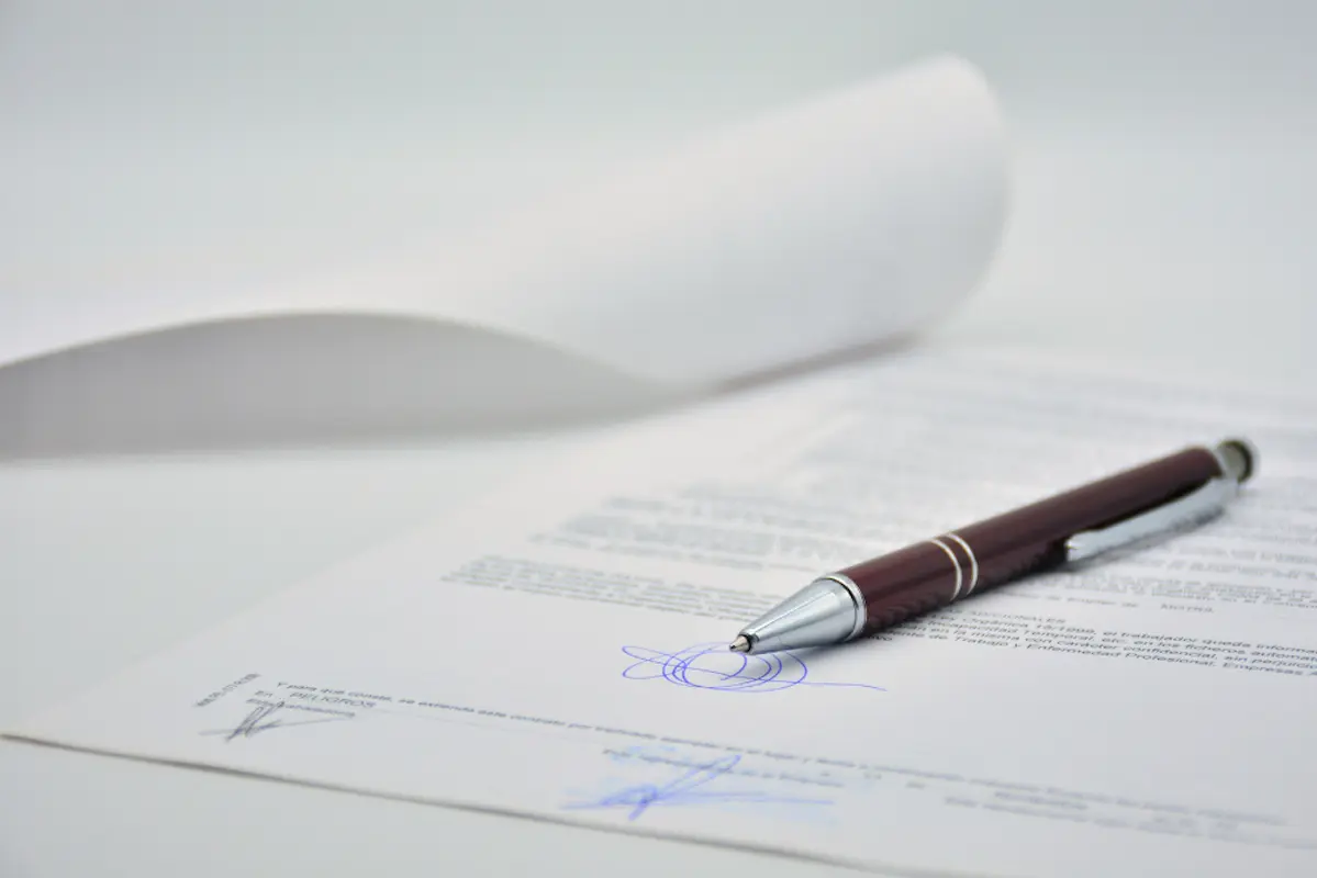 Documento oficial assinado sobre mesa, simbolizando digitalização cartorial promovida pelo operador nacional do sistema de registro de imóveis - onr no registro imobiliário brasileiro moderno.