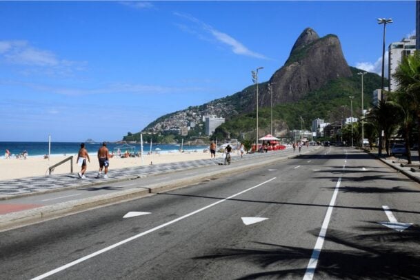 Vista da Praia do Leblon e do Morro Dois Irmãos, região próxima ao Shopping Leblon no Rio de Janeiro.