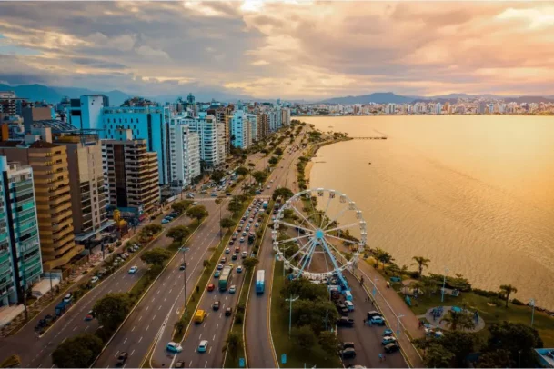 Pôr do sol na Avenida Beira-Mar Norte em Florianópolis, destaque entre as cidades com melhor qualidade do ar no Brasil na região Sul.