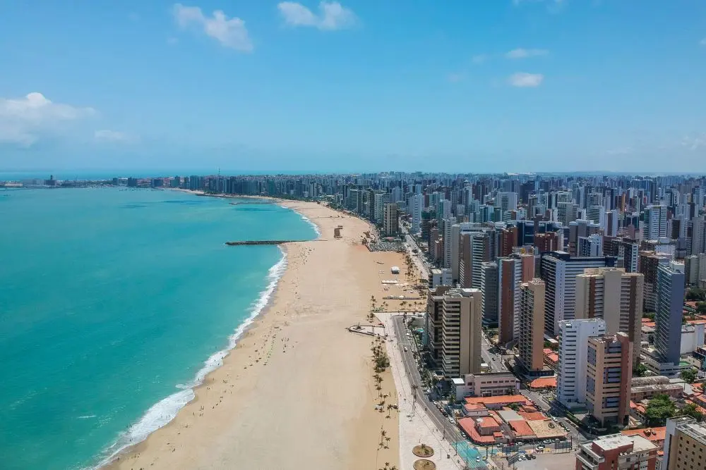 Vista panorâmica de uma das praias de Fortaleza, líder no ranking das cidades com melhor qualidade do ar no Brasil entre as capitais.