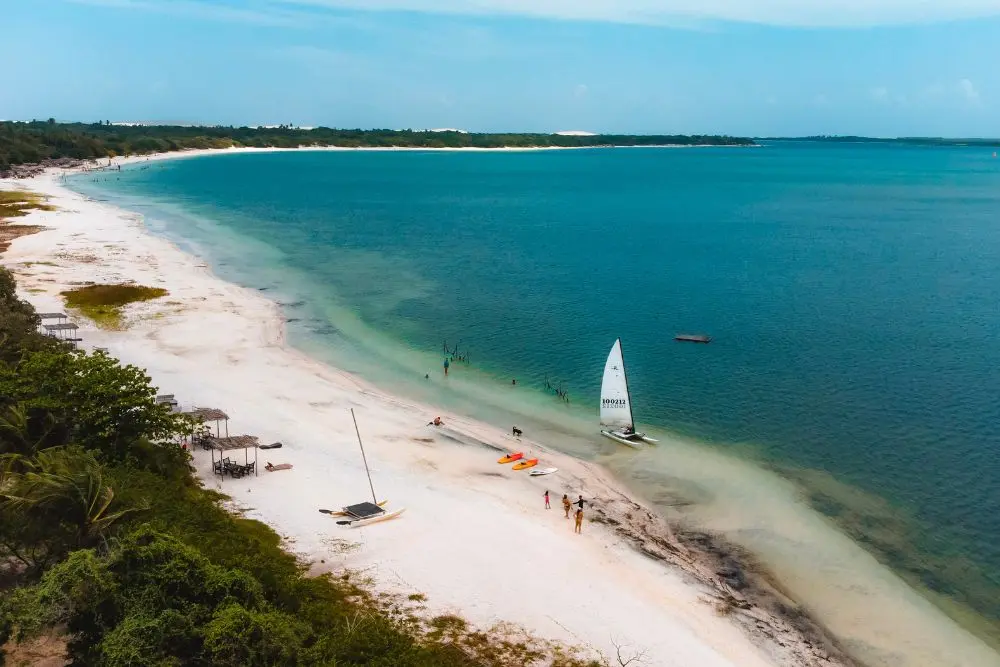 Lagoa de águas cristalinas em Jericoacoara, destino essencial na lista de cidades com praia para viajar para quem busca tranquilidade