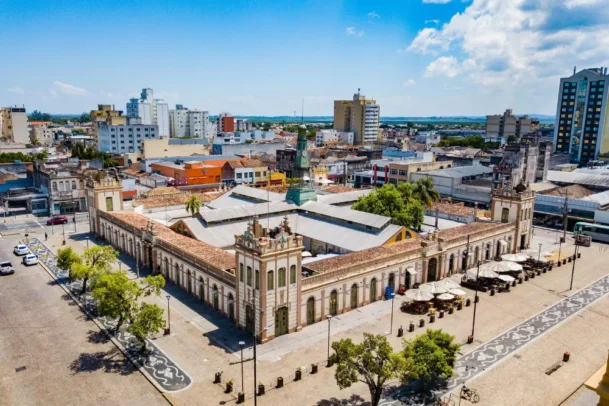 Vista aérea de cidade no Rio Grande do Sul com prédios históricos e urbanos, representando desenvolvimento e contexto das maiores cidades do-RS no cenário populacional atual.