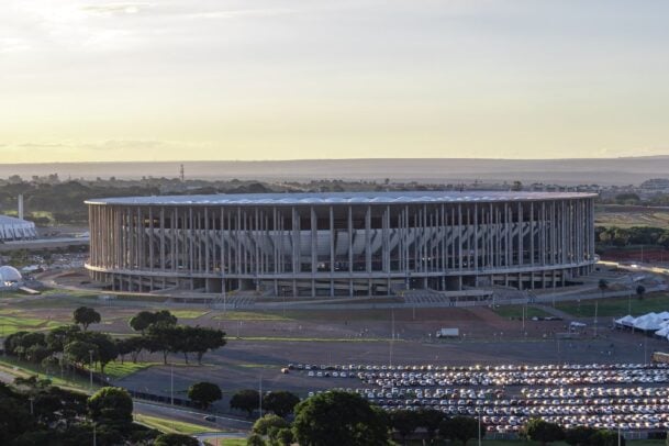 Arquitetura monumental do Mané Garrincha em Brasília, destaque entre os maiores estádios do Brasil em modernidade.