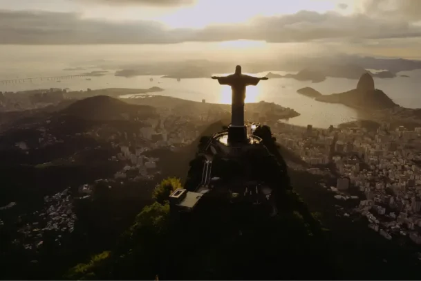Imagem aérea da vista do Cristo Redentor ao pôr do sol no Rio de Janeiro.