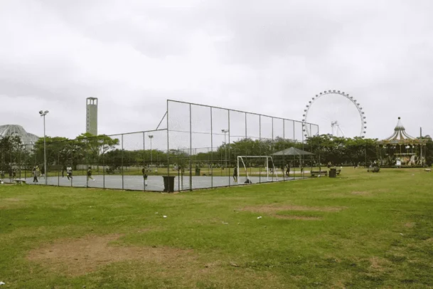 Área esportiva no Parque Villa-Lobos, um dos parques em SP ideais para atividades ao ar livre e esportes.
