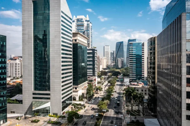 Avenida empresarial moderna em São Paulo mostra vantagens de morar de aluguel em SP com mobilidade urbana diária.