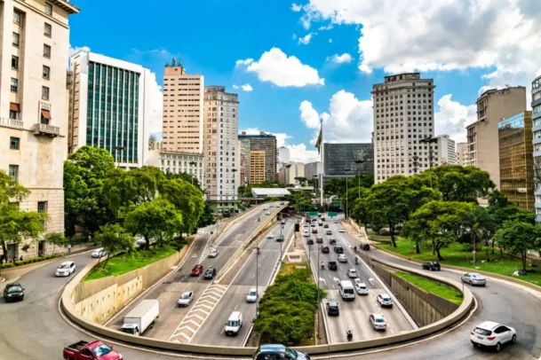 Vista urbana central destaca infraestrutura e acesso facilitado para morar de aluguel em SP com praticidade cotidiana.