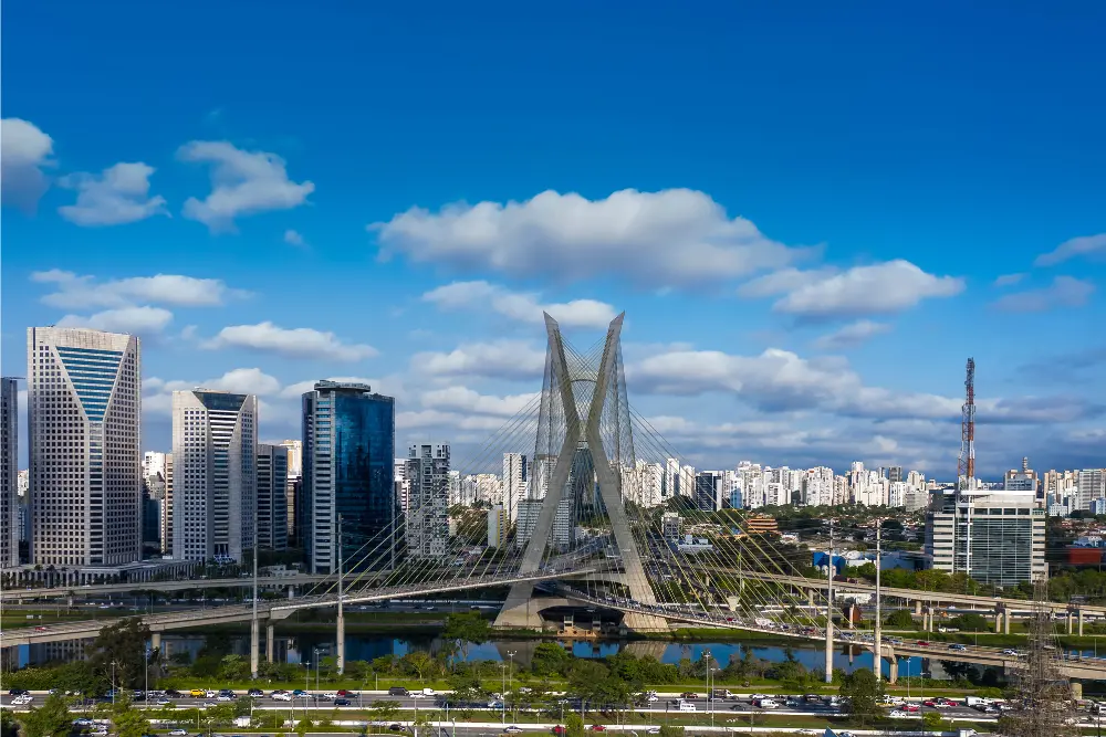 Ponte Estaiada e skyline paulistano destacando infraestrutura moderna próxima aos bairros pinheiros-ou-vila-madalena em São Paulo.