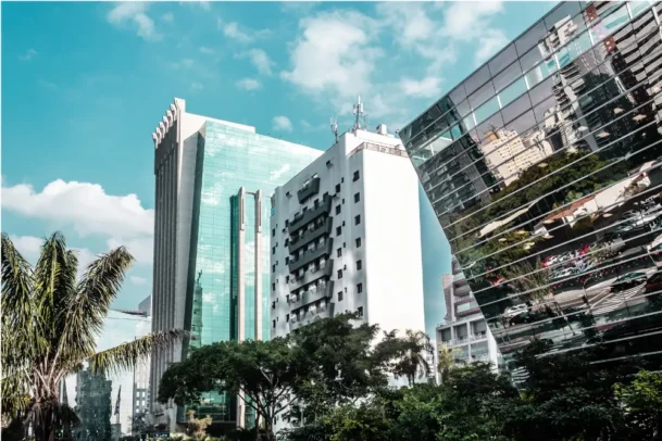 Edifícios corporativos modernos representam regiões que mais crescem em SP impulsionadas por infraestrutura e negócios.