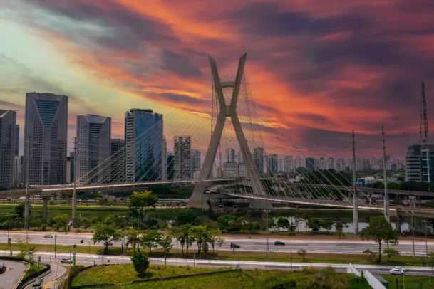 Vista urbana da Ponte Estaiada destaca regiões que mais crescem em SP com forte valorização imobiliária.