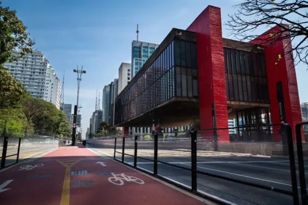 Avenida Paulista no centro e MASP a direita.